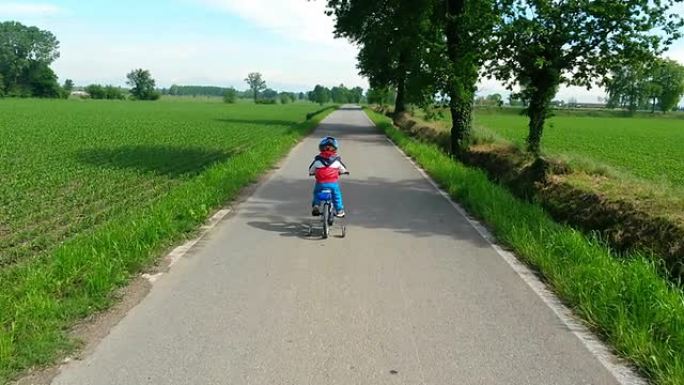 幼儿学习骑新自行车