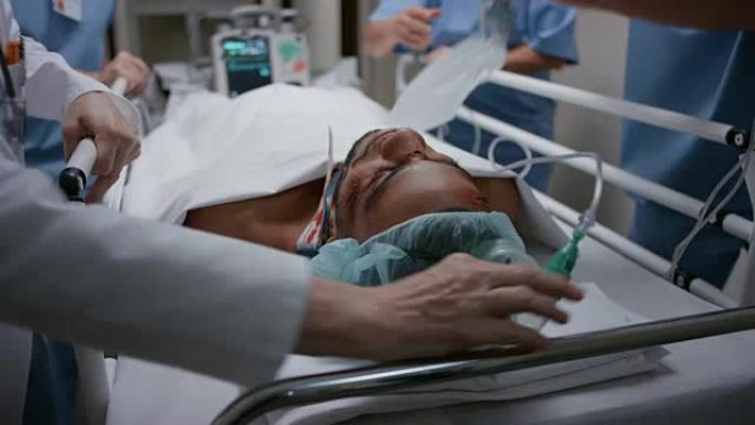 DS医疗团队手动给去OR的男性患者换气