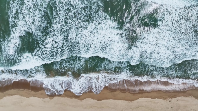 俯瞰海边沙滩海浪