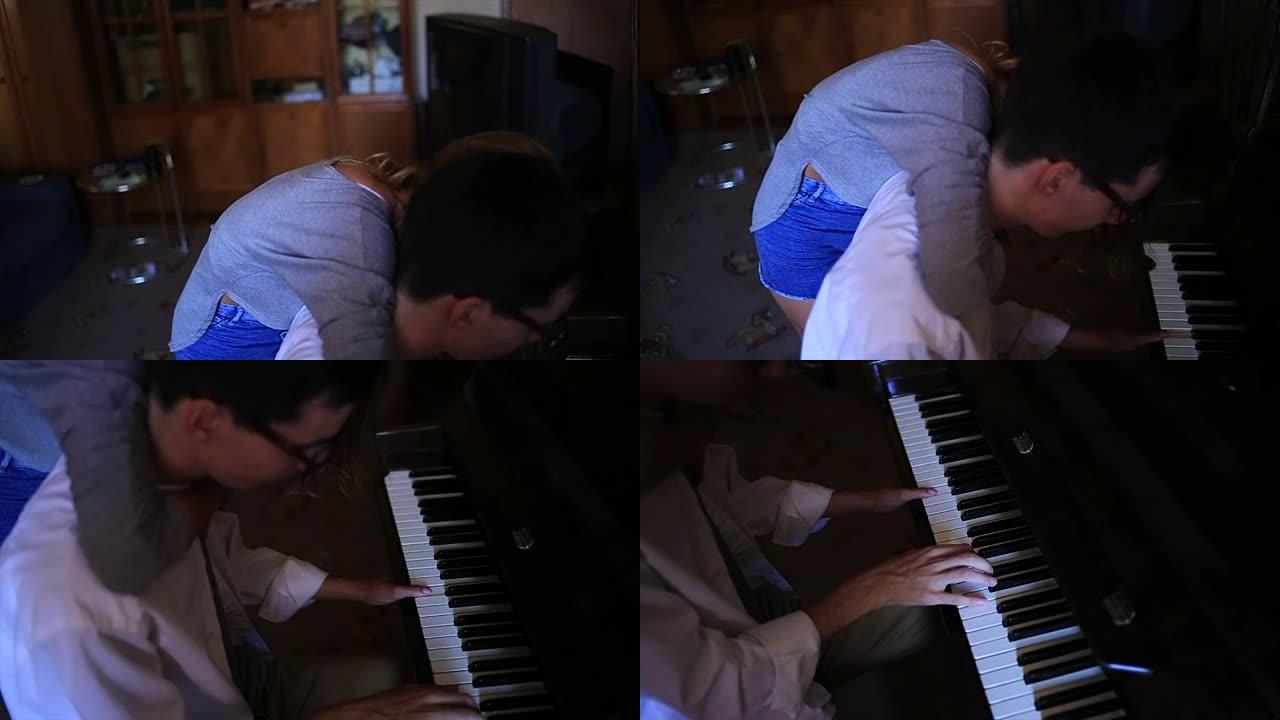 男人向他性感的女人弹钢琴