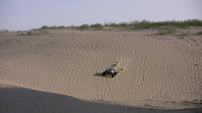 沙漠上的赛车。沙漠上的赛车
