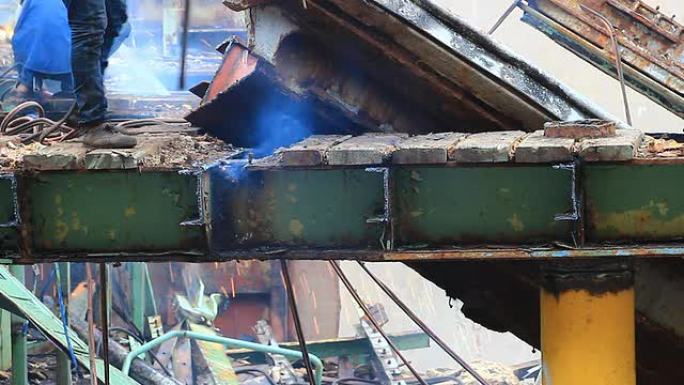 HD：气焊废弃工厂屋顶房梁钢结构