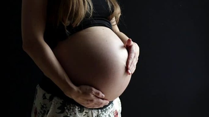 怀孕待产新生命孕妇摸肚子
