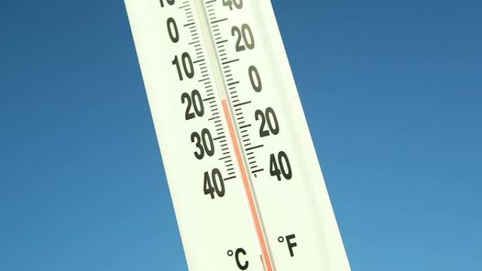 户外温度计对抗蓝天上升温度