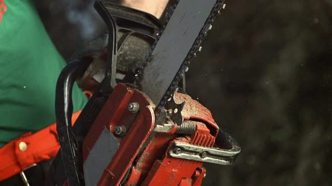 高清超级慢镜头: 带电锯的伐木工