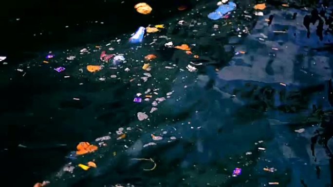 海里的垃圾海洋微塑料海水漂浮特写镜头