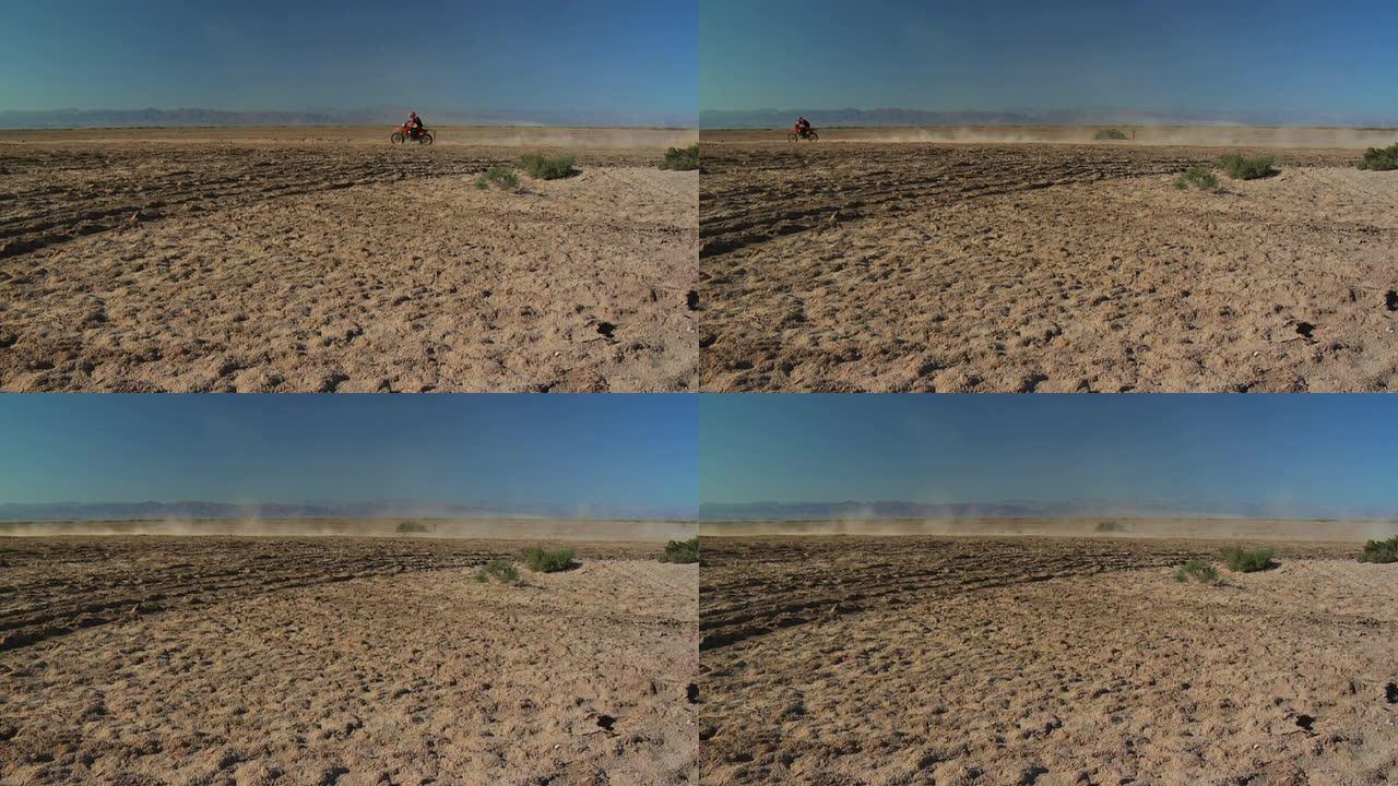 沙漠中摩托车的极广角镜头