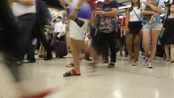 HD：香港旅客拥挤地铁站