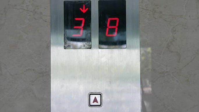 4k: 电梯中的发光二极管显示器