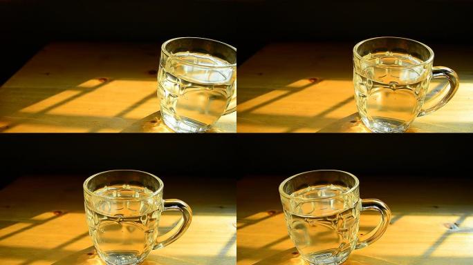 推拉镜头：桌上的一杯水