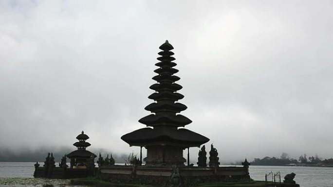 印度尼西亚巴厘岛Pura Ulun Danu寺庙的Befog湖