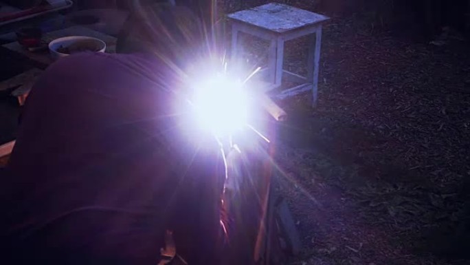 工人正在焊接金属建筑