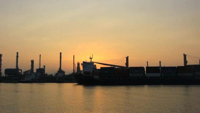 炼油厂河边化工企业河边航运船
