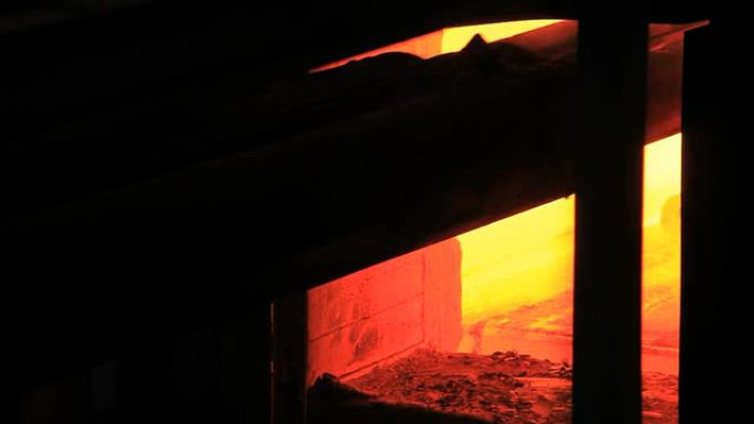 从熔炉中取出管道从熔炉中取出管道钢铁