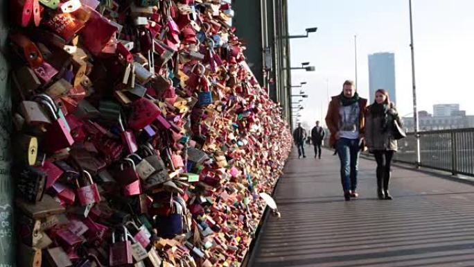 科隆铁路桥上的爱情锁