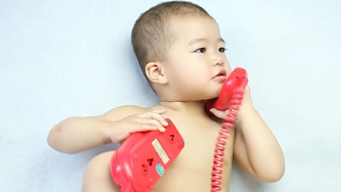 使用红色手机的婴儿
