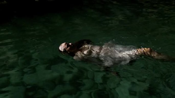 在天然水池里游泳的女人