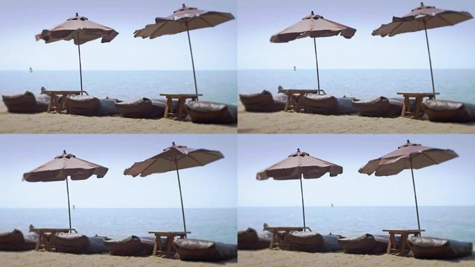 靠近海边的雨伞和躺椅
