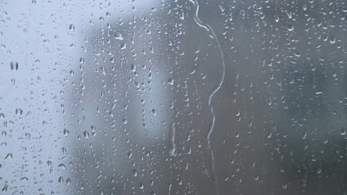 窗户玻璃上的雨水滴落