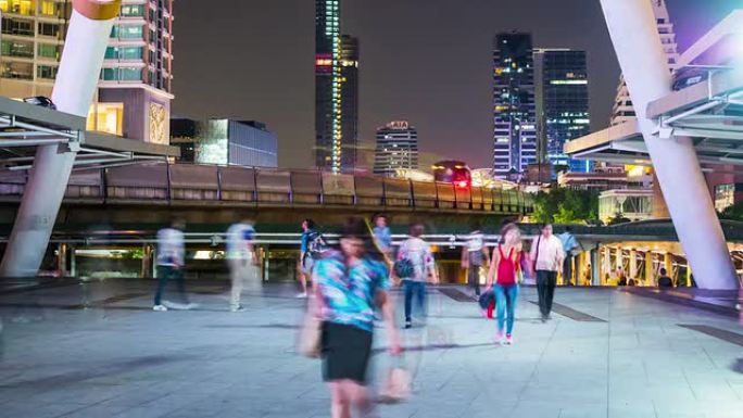 人们走在有天空火车运行背景的人行道上