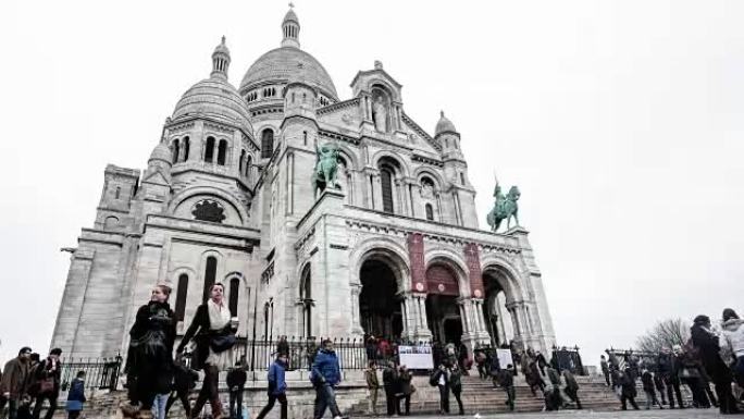 巴黎-大约3月2015日: 大约3月2015日在法国巴黎，延时的人们聚集在巴黎圣心大教堂正面的台阶上