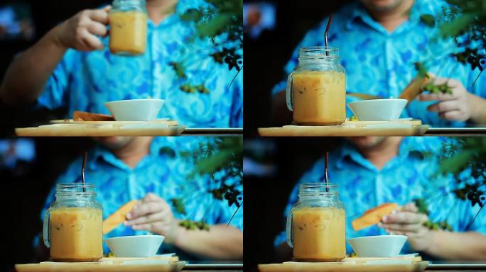 男子使用护垫在咖啡馆吃早餐
