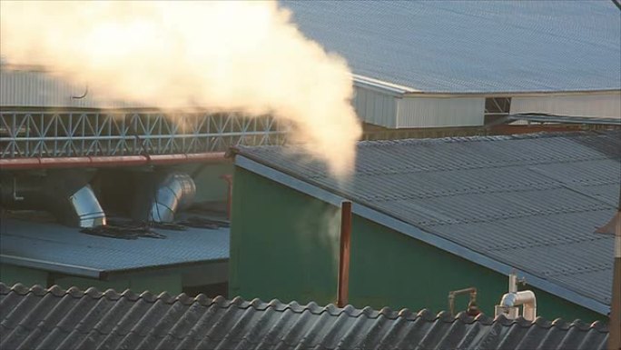 屋顶上的烟囱冒出的烟。