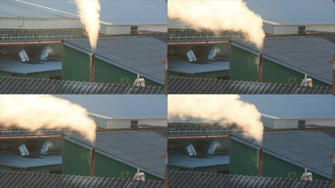 屋顶上的烟囱冒出的烟。
