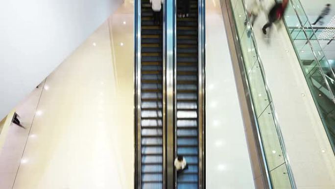 购物中心自动扶梯上的亚洲人，时间流逝。