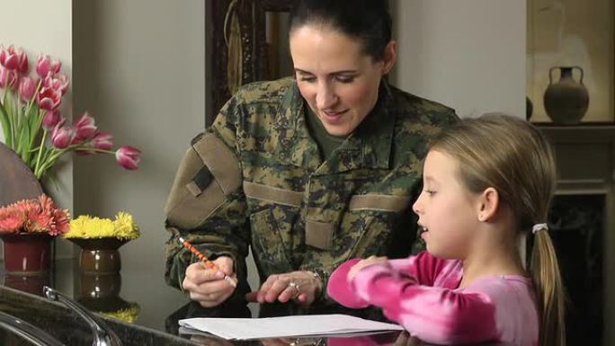 军人妈妈帮助女儿做家庭作业
