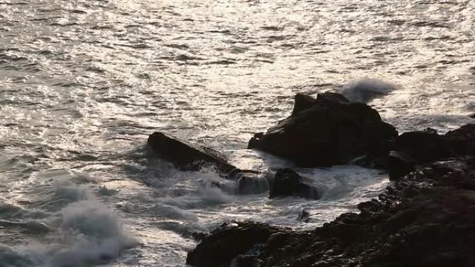 波浪与岩石大海边浪花海岛拍打石头礁石