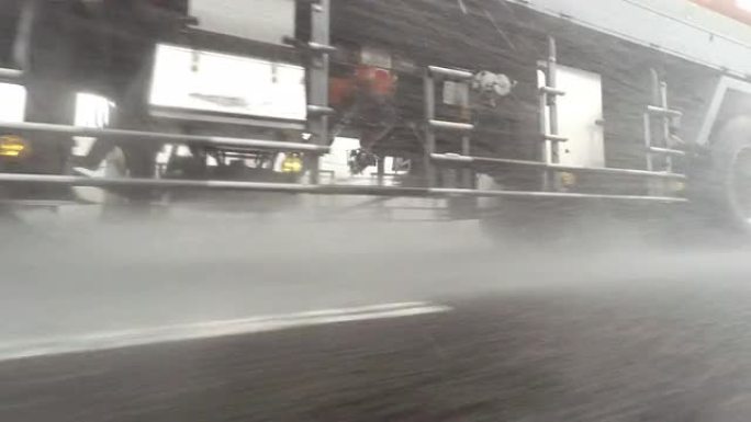 汽车在雨天行驶-侧视图-4K