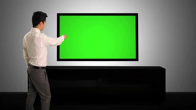 商人和投影屏幕外国男人电视机绿幕素材