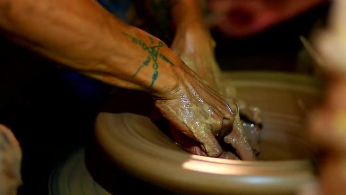 高清: 手工制作的陶器。