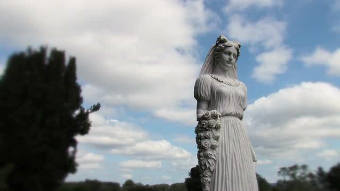延时夏日天空下的新娘雕像