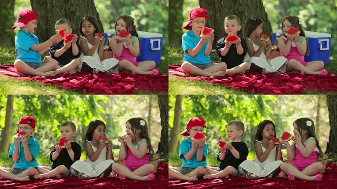 四个孩子一起吃水果玩得很开心