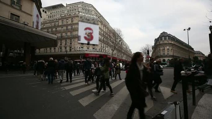 高清：法国巴黎豪斯曼拉斐特的行人通勤人群十字路口