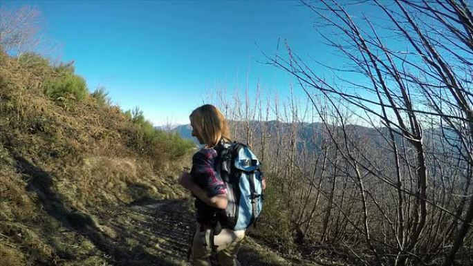 走在山路上的女人走在山路上的女人下山