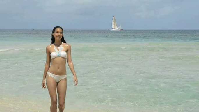 在海里行走的女人内裤三点式游泳裤