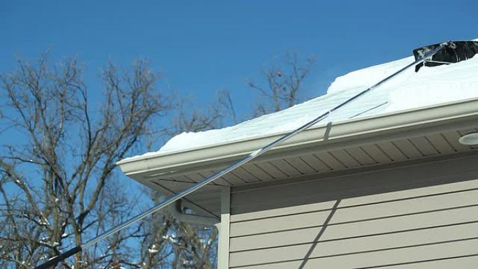 屋顶耙清除冬季积雪