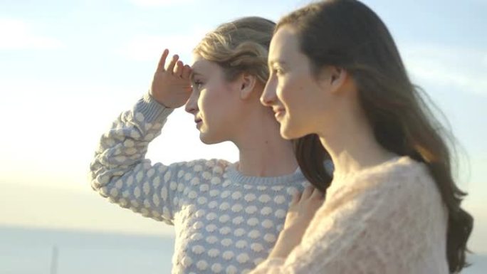 海滩上的女人两个外国女人特写海滩景色