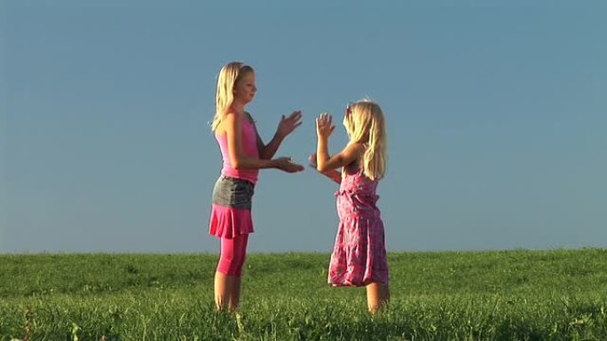 高清: 两个小女孩在玩