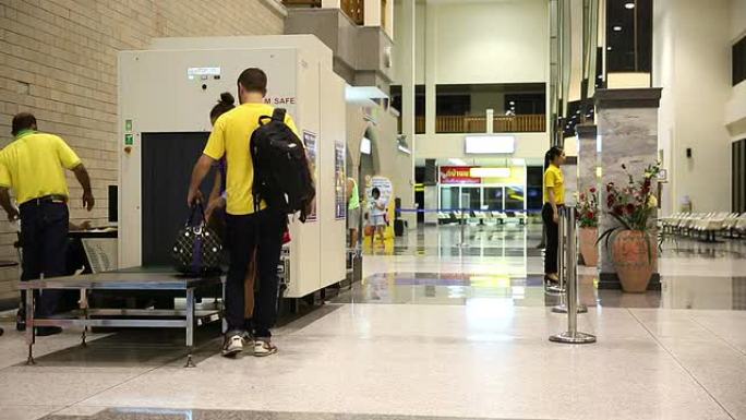 高清延时：旅客拥挤在机场X射线柜台