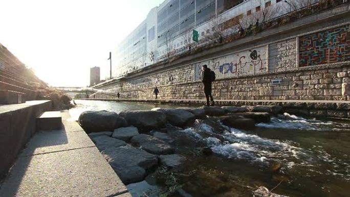 首尔清溪川的游客