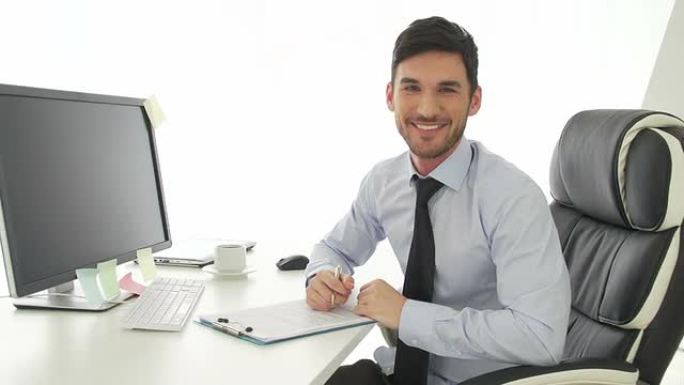 办公室里微笑的年轻商人