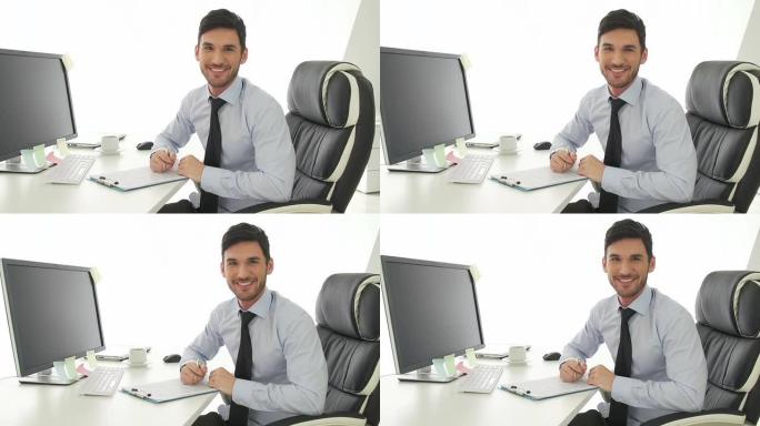 办公室里微笑的年轻商人