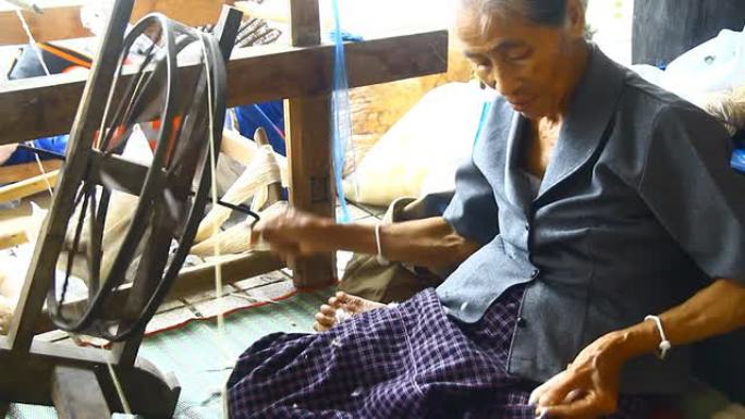 泰国妇女织线传统人文风情手工纺线手工艺品
