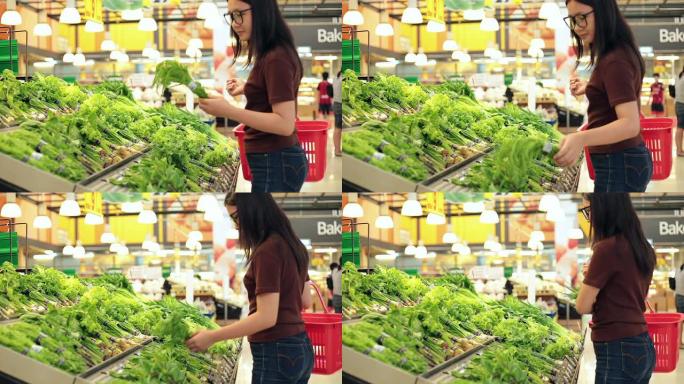 在超级市场购物的女人