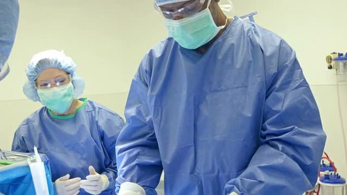 高级非裔美国外科医生在手术室中使用缝线