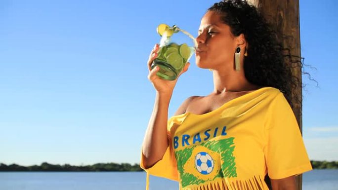 巴西女孩喝凯皮林哈